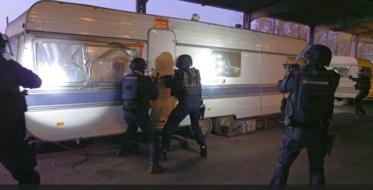 Разбиха мащабна българо-френска мрежа за контрабанда на цигари и проституция